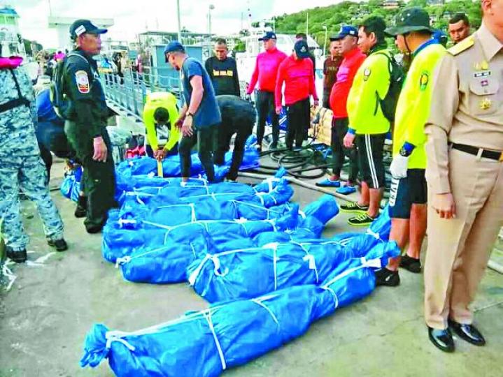 ■當局昨將多具遺體撈上岸。救援人員提供■肇事觀光船沉沒40米海底。■網上流傳一段據稱是觀光船出事一刻的影片。■事發後,十多名遊客獲漁船救起。新華社■潛水員將一具屍體運上救援船。 美聯社■當局昨救起一名華人,但其後證實死亡。受訪者提供 ■當局昨將多具遺體撈上岸。救援人員提供■肇事觀光船沉沒40米海底。■網上流傳一段據稱是觀光船出事一刻的影片。■事發後,十多名遊客獲漁船救起。新華社■潛水員將一具屍體運上救援船。 美聯社■當局昨救起一名華人,但其後證實死亡。受訪者提供