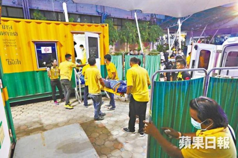 ■仵工將遇難者遺體運往停屍間。朱永倫攝 ■仵工將遇難者遺體運往停屍間。朱永倫攝