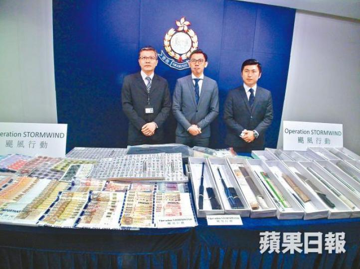 ■警方記招展示反黑行動中撿獲的現金及武器。 ■被搗武器庫有大批水喉通。 ■警方記招展示反黑行動中撿獲的現金及武器。 ■被搗武器庫有大批水喉通。