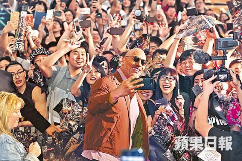 ■狄維莊遜昨日現身紅地毯時,立即走到粉絲面前自拍,十分親民。■狄維昨甫出場,現場粉絲立即哄動。■嘟姐現身行紅地毯時,與人群揮手,表現興奮。■狄維在活動上,親自為兩隻醒獅進行點睛儀式。■狄維與一眾演員昨日現身見面會,大會更安排舞龍舞獅助興。■昆凌一身紅衣相當艷麗,更任集郵唔嬲。■電影《高凶浩劫》以香港作為背景。劇照 ■狄維莊遜昨日現身紅地毯時,立即走到粉絲面前自拍,十分親民。■狄維昨甫出場,現場粉絲立即哄動。■嘟姐現身行紅地毯時,與人群揮手,表現興奮。■狄維在活動上,親自為兩隻醒獅進行點睛儀式。■狄維與一眾演員昨日現身見面會,大會更安排舞龍舞獅助興。■昆凌一身紅衣相當艷麗,更任集郵唔嬲。■電影《高凶浩劫》以香港作為背景。劇照