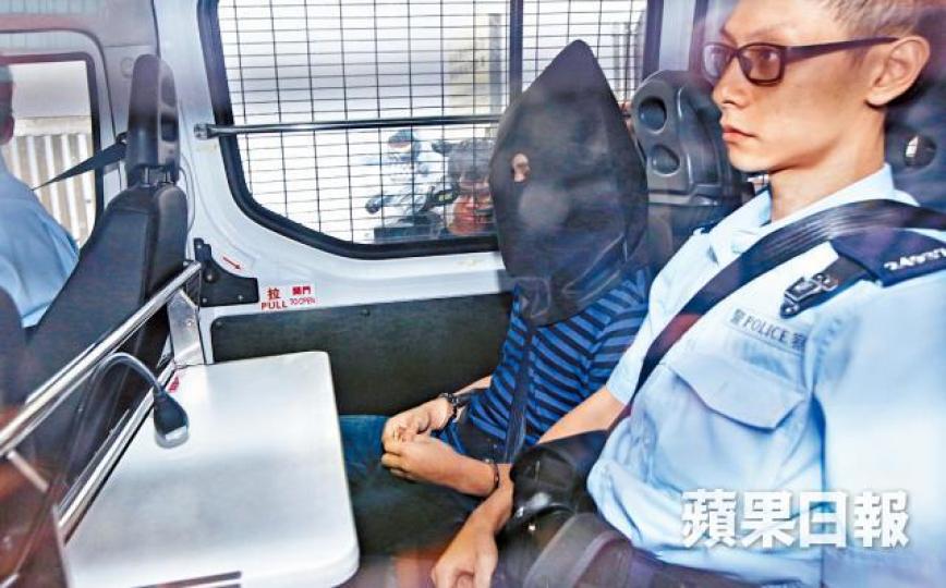 ■被告莫湛深昨日提堂後,由囚車載走繼續還柙,下月再訊。陳善南攝
■被告莫湛深昨日提堂後,由囚車載走繼續還柙,下月再訊。陳善南攝
