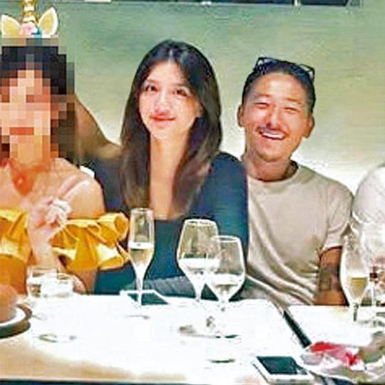 ■吳千語早前出席朋友生日會,不避嫌與Brian貼着坐。讀者提供圖片 ■吳千語早前出席朋友生日會,不避嫌與Brian貼着坐。讀者提供圖片