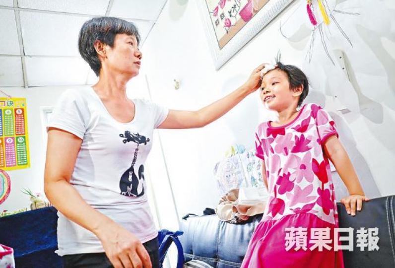 ■林女士一家三口住在大角嘴一間天台屋,一家人於室內常被熱得滿頭大汗。許頌明攝 ■林女士一家三口住在大角嘴一間天台屋,一家人於室內常被熱得滿頭大汗。許頌明攝