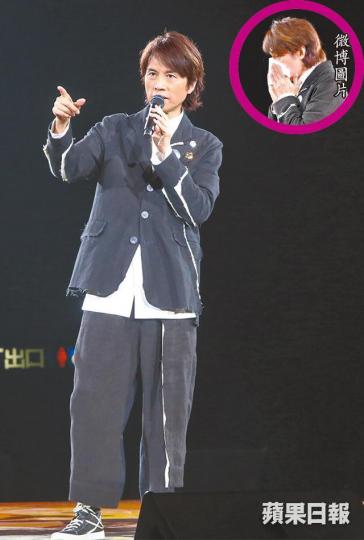 ■黃子華前晚論盡香港城中熱話,尾聲清唱時更哽咽唱不下去。■陳冠希當年因為「閃卡」事件要公開道歉,更因此被網友鬧爆。資料圖片■馬雲在《功守道》中打贏甄子丹(左),盡顯金錢霸氣。劇照 ■黃子華前晚論盡香港城中熱話,尾聲清唱時更哽咽唱不下去。■陳冠希當年因為「閃卡」事件要公開道歉,更因此被網友鬧爆。資料圖片■馬雲在《功守道》中打贏甄子丹(左),盡顯金錢霸氣。劇照