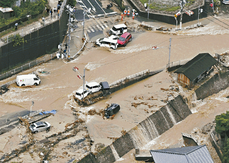 ■在重災區廣島縣,多個住宅區被山泥所掩。美聯社 ■在重災區廣島縣,多個住宅區被山泥所掩。美聯社