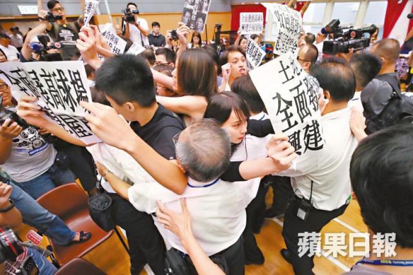 ■多個團體在論壇上示威,要求收回高球場建屋。謝榮耀攝■黃澤恩(左)自爆擁有高球場會籍;右為黃遠輝。 ■多個團體在論壇上示威,要求收回高球場建屋。謝榮耀攝■黃澤恩(左)自爆擁有高球場會籍;右為黃遠輝。