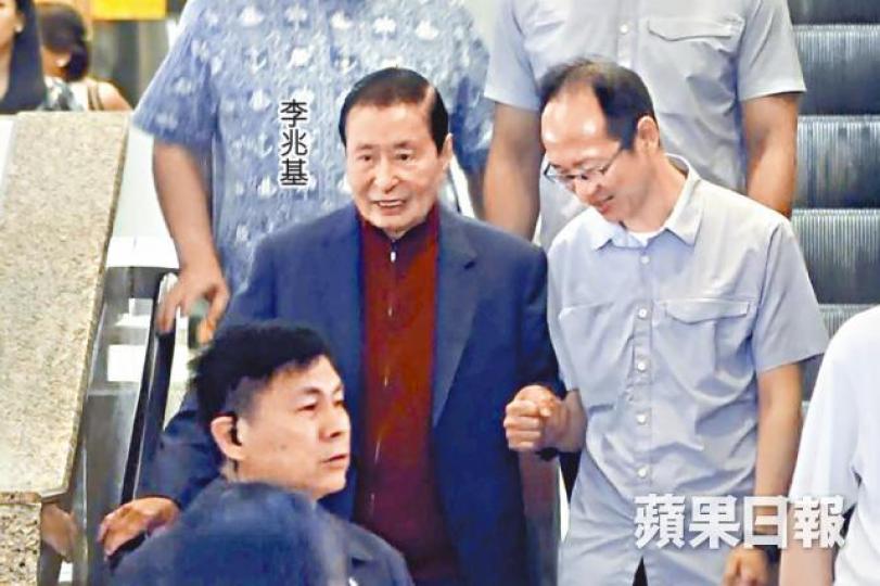 ■四叔昨傍晚現身中環萬邦行,前後都有保鑣。 ■四叔昨傍晚現身中環萬邦行,前後都有保鑣。