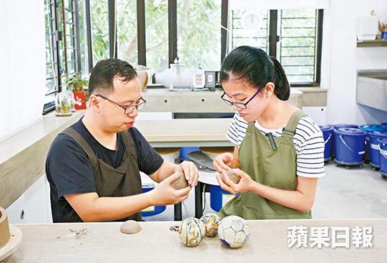 ■復康人士蕭宇恆(左)由庇護工場學員變成師傅仔,於聖雅各福群會藝想開班授課。■蕭宇恆所製的陶瓷C朗公仔。 ■復康人士蕭宇恆(左)由庇護工場學員變成師傅仔,於聖雅各福群會藝想開班授課。■蕭宇恆所製的陶瓷C朗公仔。