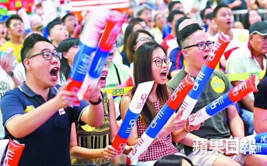 ■球迷昨晚在apm睇波,揮動充氣棒為愛隊打氣。 ■球迷昨晚在apm睇波,揮動充氣棒為愛隊打氣。