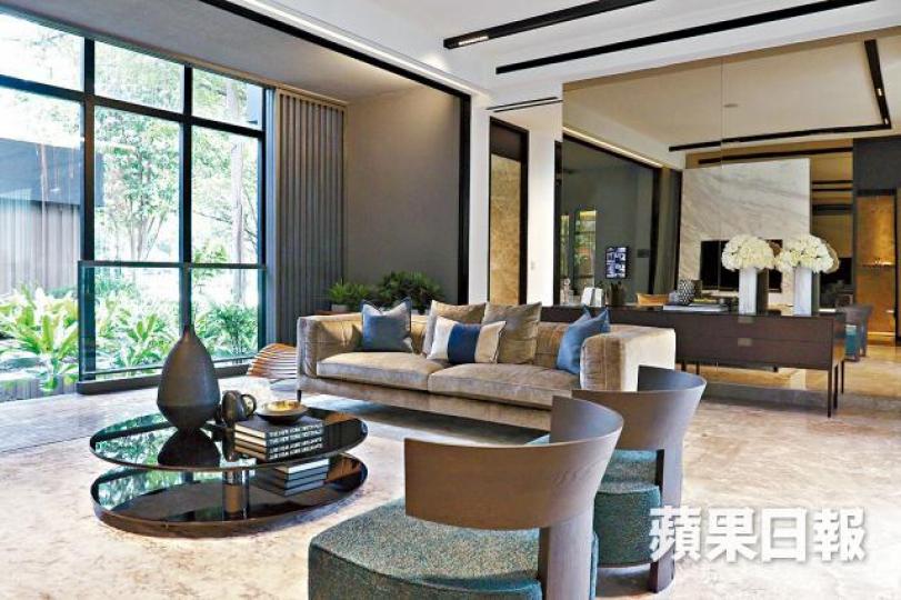 ■單位樓底高3.2米,客廳空間感十足。■大廳外連200平方呎露台。 ■單位樓底高3.2米,客廳空間感十足。■大廳外連200平方呎露台。