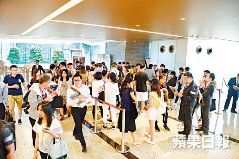 ■雲匯2期售樓處昨現排隊人龍,單日累收逾400票。 ■雲匯2期售樓處昨現排隊人龍,單日累收逾400票。