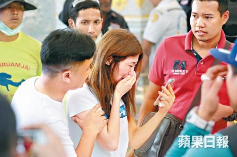 ■家屬在認屍時哭成淚人。 江俊豪攝 ■家屬在認屍時哭成淚人。 江俊豪攝