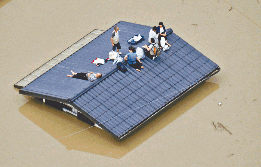■日本中西部暴雨成災,重災區岡山縣多人爬到屋頂暫避。美聯社■救援員正在揹着受洪水圍困的老婦離開倉敷災區。美聯社■山泥傾瀉致九州佐賀縣火車停駛。美聯社■自衞隊昨出動舢舨搜救水災災民。美聯社 ■日本中西部暴雨成災,重災區岡山縣多人爬到屋頂暫避。美聯社■救援員正在揹着受洪水圍困的老婦離開倉敷災區。美聯社■山泥傾瀉致九州佐賀縣火車停駛。美聯社■自衞隊昨出動舢舨搜救水災災民。美聯社