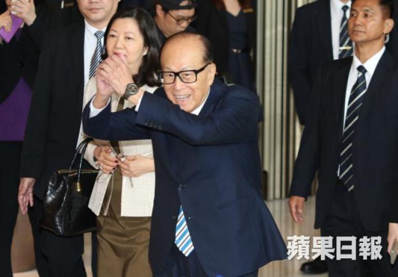 ■李嘉誠與董建華淵源甚深。資料圖片 ■李嘉誠與董建華淵源甚深。資料圖片