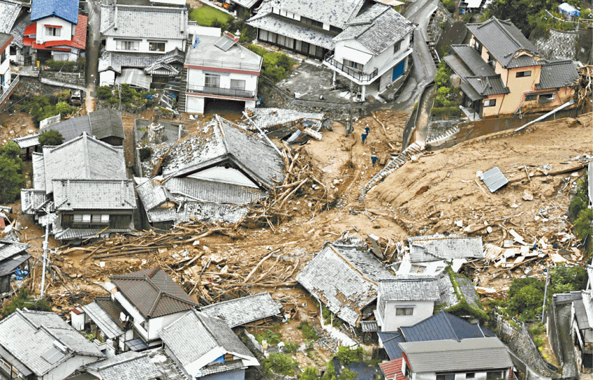 ■廣島縣吳市民房遭山泥沖毀。美聯社 ■廣島縣吳市民房遭山泥沖毀。美聯社