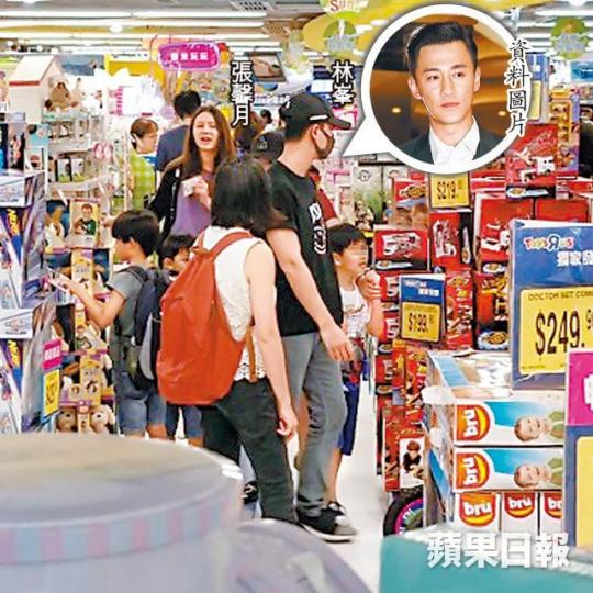 【浩浩蕩蕩】■林峯戴cap帽及口罩,僅露出雙眼的「保護色」行裝,與素顏打扮的女友張馨月湊小朋友行玩具店。【有商有量】■林峯對住小孩甚有耐性,眾人在玩具店研究玩具車。【負責找數】■林峯負責埋單,拎出credit card(箭嘴示)給女友找數。【做埋苦力】■林峯與女友甚有默契,他負責拿着大袋的戰利品離開。■張馨月在內地以內衣模特兒入行,擁有34D豐滿上圍,身材火辣。資料圖片 【浩浩蕩蕩】■林峯戴cap帽及口罩,僅露出雙眼的「保護色」行裝,與素顏打扮的女友張馨月湊小朋友行玩具店。【有商有量】■林峯對住小孩甚有耐性,眾人在玩具店研究玩具車。【負責找數】■林峯負責埋單,拎出credit card(箭嘴示)給女友找數。【做埋苦力】■林峯與女友甚有默契,他負責拿着大袋的戰利品離開。■張馨月在內地以內衣模特兒入行,擁有34D豐滿上圍,身材火辣。資料圖片