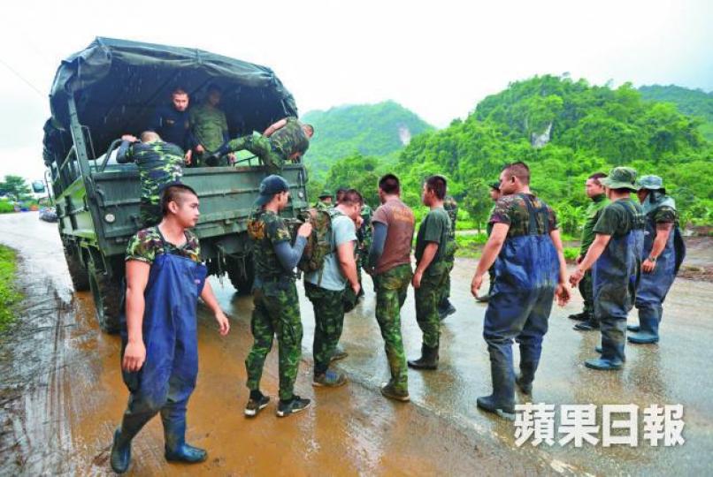 ■大批救援人員及軍警昨陸續抵達洞穴協助拯救。朱永倫攝 ■大批救援人員及軍警昨陸續抵達洞穴協助拯救。朱永倫攝