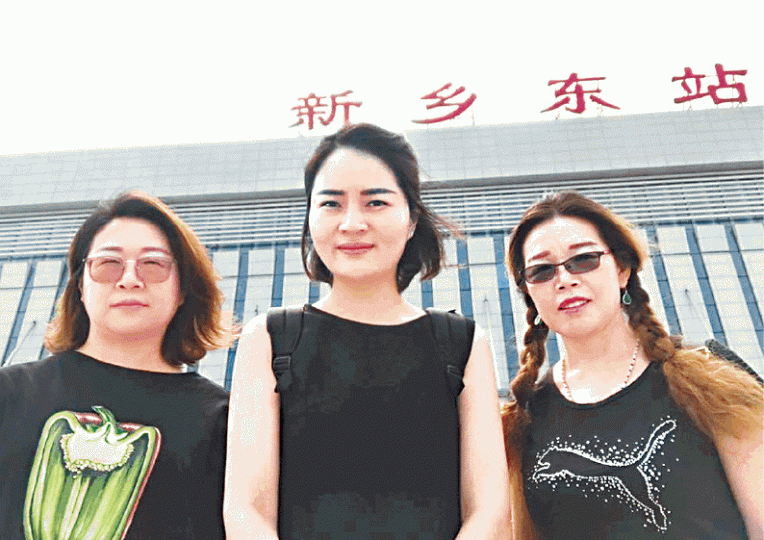 ■王全璋妻李文足(中)與709案律師的妻子王峭嶺(左)及劉二敏日前赴河南圖探望在囚的江天勇。互聯網 ■王全璋妻李文足(中)與709案律師的妻子王峭嶺(左)及劉二敏日前赴河南圖探望在囚的江天勇。互聯網