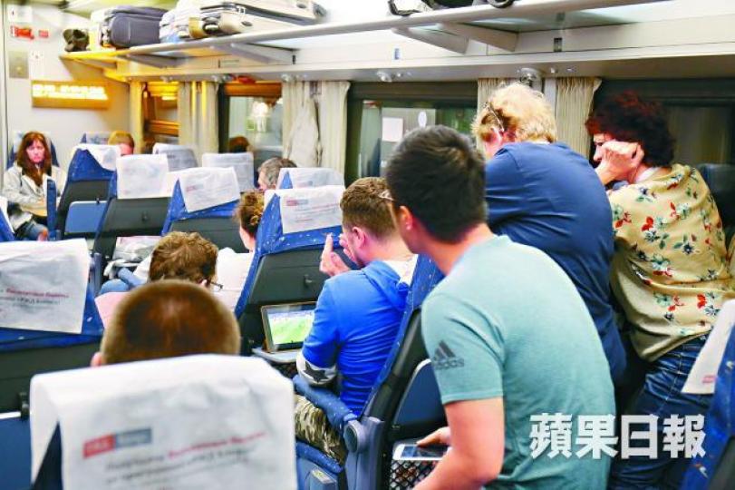 ■有球迷以iPad睇波,吸引一眾乘客圍觀。 ■有球迷以iPad睇波,吸引一眾乘客圍觀。