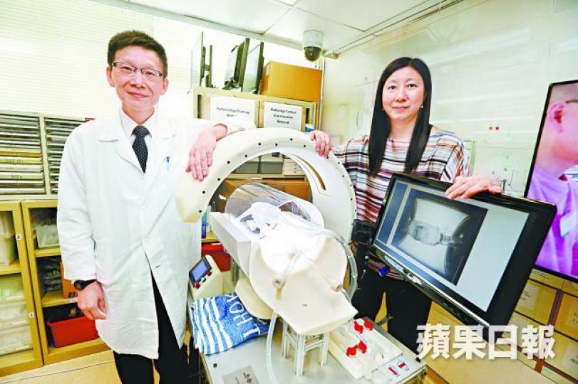■賈南雄(左)指,TAVI模擬培訓系統可讓醫生在仿真環境練習手術程序;右為石玉嫻。王子俊攝■團隊正研究用啫喱及冰塊製作腦部模型,培訓腦外科醫生抽腦液。 ■賈南雄(左)指,TAVI模擬培訓系統可讓醫生在仿真環境練習手術程序;右為石玉嫻。王子俊攝■團隊正研究用啫喱及冰塊製作腦部模型,培訓腦外科醫生抽腦液。