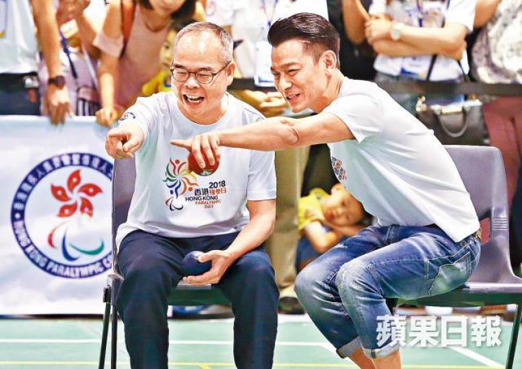 ■劉江華與劉德華同場出席殘奧日活動。王子俊攝■林鄭月娥試玩硬地滾球。 ■劉江華與劉德華同場出席殘奧日活動。王子俊攝■林鄭月娥試玩硬地滾球。