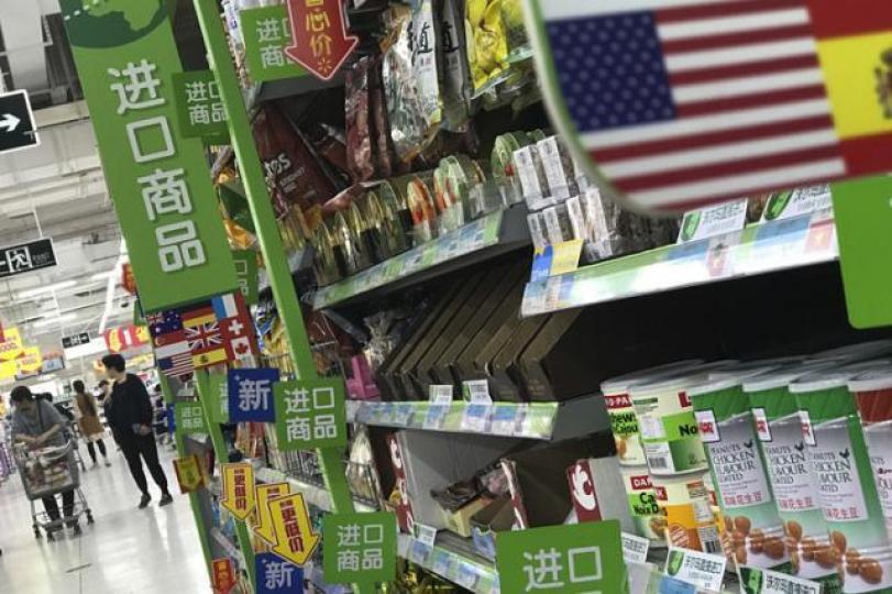■貿易戰一旦激起內地消費者負面情緒,抵制美國貨,殺傷力難以預計。資料圖片 ■貿易戰一旦激起內地消費者負面情緒,抵制美國貨,殺傷力難以預計。資料圖片