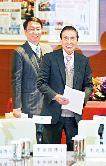 ■四叔大仔李家傑(左)一向低調,噚日罕有出席「亞洲商貿論壇」。資料圖片 ■四叔大仔李家傑(左)一向低調,噚日罕有出席「亞洲商貿論壇」。資料圖片