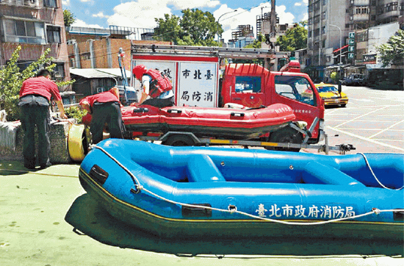 ■台北消防局準備氣墊艇應付颱風。台灣《蘋果日報》 ■台北消防局準備氣墊艇應付颱風。台灣《蘋果日報》