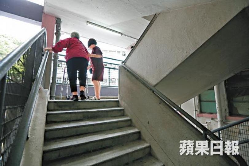 ■白沙樓無升降機,居民上落只能靠樓梯。 ■白沙樓無升降機,居民上落只能靠樓梯。