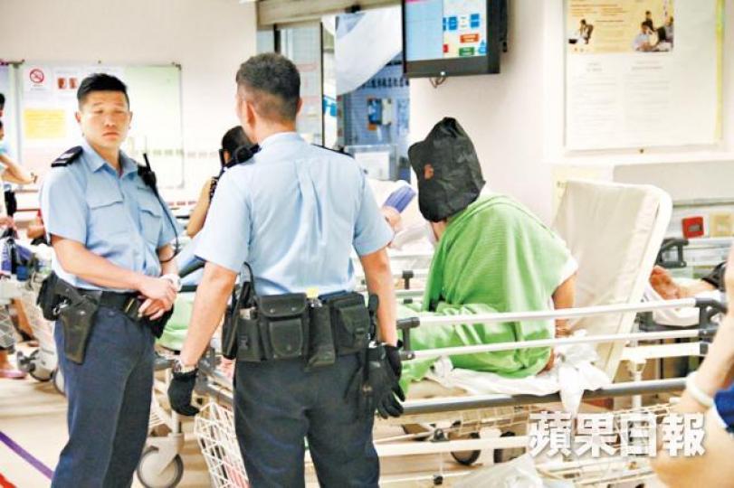 ■被告關達儀當日送院後被蒙頭及反鎖雙手。資料圖片 ■被告關達儀當日送院後被蒙頭及反鎖雙手。資料圖片