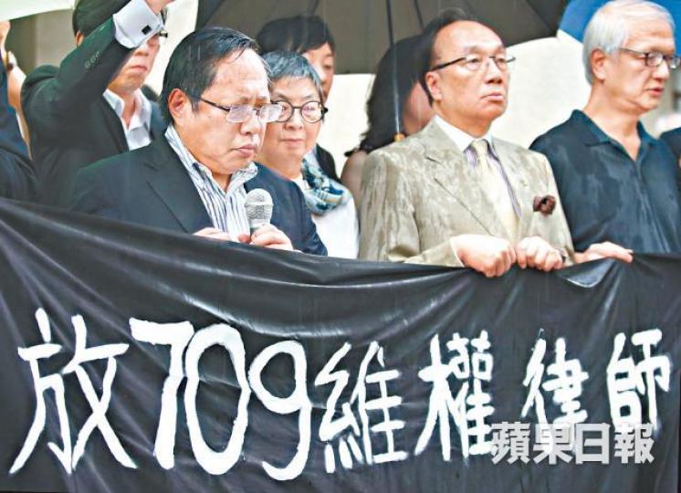 ■何俊仁(左)發起默站,抗議中共無理吊銷內地維權律師牌照。黎樹雄攝 ■何俊仁(左)發起默站,抗議中共無理吊銷內地維權律師牌照。黎樹雄攝