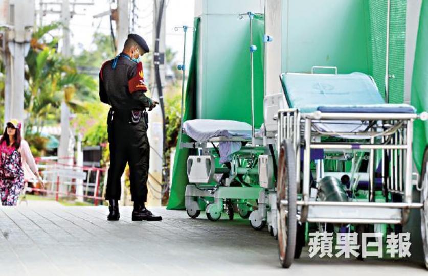 ■有警員昨在獲救少年留醫的醫院外把守。朱永倫攝 ■有警員昨在獲救少年留醫的醫院外把守。朱永倫攝
