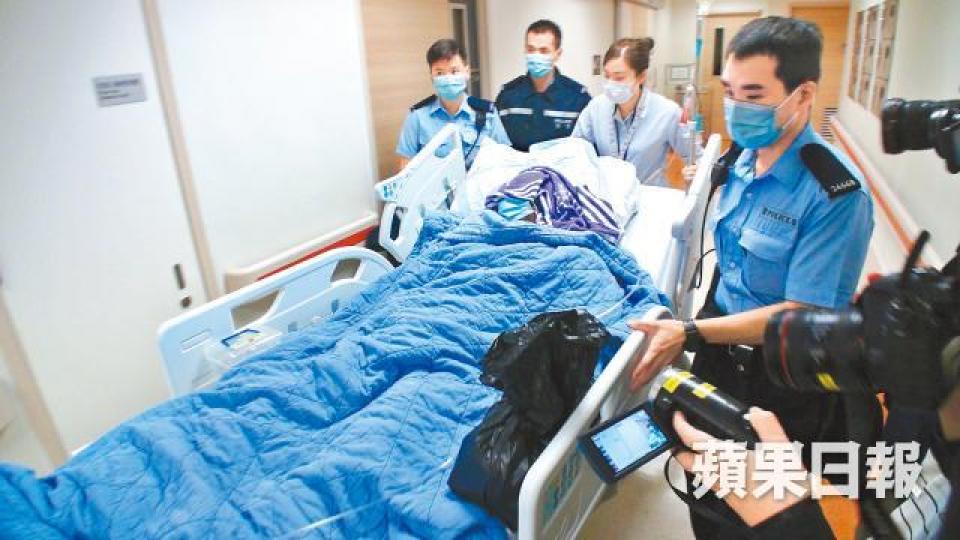 ■被告父親當日被斬傷後送院搶救。資料圖片■林子健稱「憎咗阿爸好耐」而斬傷父親,事後黑布蒙頭送院。資料圖片 ■被告父親當日被斬傷後送院搶救。資料圖片■林子健稱「憎咗阿爸好耐」而斬傷父親,事後黑布蒙頭送院。資料圖片