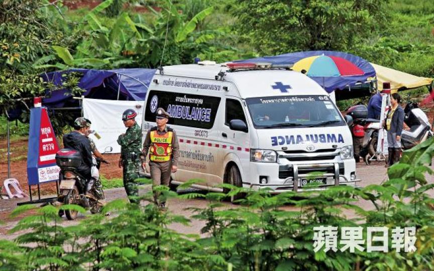 ■多名救援人員昨早已在睡美人洞外準備拯救行動。江俊豪攝 ■多名救援人員昨早已在睡美人洞外準備拯救行動。江俊豪攝
