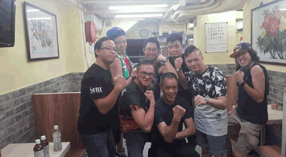 ■劉肇銘(左一)曾參與陳灼明(中)的義工隊。互聯網 ■劉肇銘(左一)曾參與陳灼明(中)的義工隊。互聯網