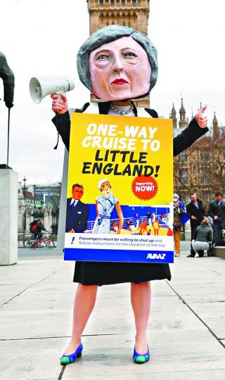 ■反脫歐示威者指文翠珊搞「小英國」,脫歐派卻認為她搞假脫歐。 ■反脫歐示威者指文翠珊搞「小英國」,脫歐派卻認為她搞假脫歐。