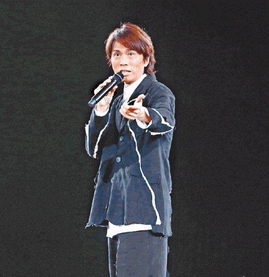 ■黃子華棟篤笑開騷,掀起撲飛熱潮。■有苦主展示所購的假門票(上圖),在UV燈下可見官方系統水印(下圖)。 ■黃子華棟篤笑開騷,掀起撲飛熱潮。■有苦主展示所購的假門票(上圖),在UV燈下可見官方系統水印(下圖)。