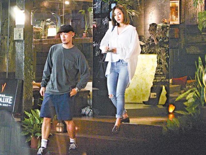 ■樂仔陪老婆返台灣,更到按摩店鬆弛一下。台灣《蘋果日報》■樂仔等老婆時,爭取時間在街上煲煙。台灣《蘋果日報》 ■樂仔陪老婆返台灣,更到按摩店鬆弛一下。台灣《蘋果日報》■樂仔等老婆時,爭取時間在街上煲煙。台灣《蘋果日報》