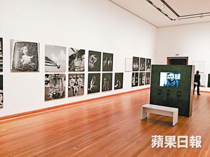 ■2015年柏林曾展出劉霞攝影作品。■劉霞當年展出的作品中,有哭泣驚叫的醜娃娃照片。 ■2015年柏林曾展出劉霞攝影作品。■劉霞當年展出的作品中,有哭泣驚叫的醜娃娃照片。