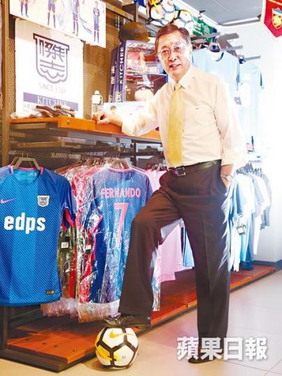 ■醉心青訓的伍健希望到2034年湊齊黃金一代，但他說香港足球最大難關，始終在家長。■伍健曾擔任國際球證，見盡精工、寶路華、愉園等勁旅威風一面。■2014年傑志奪甲組聯賽冠軍後，伍健與球員及一眾藍浪球迷開勝利派對。■今年初伍健成功簽得烏拉圭球星科蘭加盟傑志，估計是近年本地球壇最高薪外援。