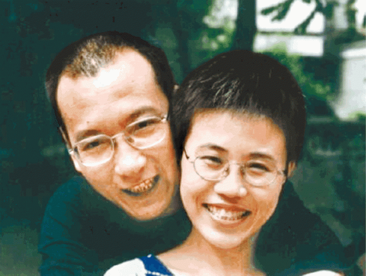 ■幾經風雨,歷盡打壓,改變不了劉曉波夫婦至死不渝的愛。■在劉曉波最後的日子,劉霞始獲准到醫院探望。摟在一起,是甜蜜,也是心酸。■去年網上流傳片段,片中劉霞一邊抽煙,一邊表示在外地休養。■長期被軟禁,劉霞2012年獲胡佳突破封鎖探望,激動痛哭。■風雨同路,夫婦相視而笑。■2010年,劉曉波被判11年冤獄,劉霞手持判決書與律師商議。■1996年,劉霞排除萬難,終與劉曉波結為夫婦。 ■幾經風雨,歷盡打壓,改變不了劉曉波夫婦至死不渝的愛。■在劉曉波最後的日子,劉霞始獲准到醫院探望。摟在一起,是甜蜜,也是心酸。■去年網上流傳片段,片中劉霞一邊抽煙,一邊表示在外地休養。■長期被軟禁,劉霞2012年獲胡佳突破封鎖探望,激動痛哭。■風雨同路,夫婦相視而笑。■2010年,劉曉波被判11年冤獄,劉霞手持判決書與律師商議。■1996年,劉霞排除萬難,終與劉曉波結為夫婦。