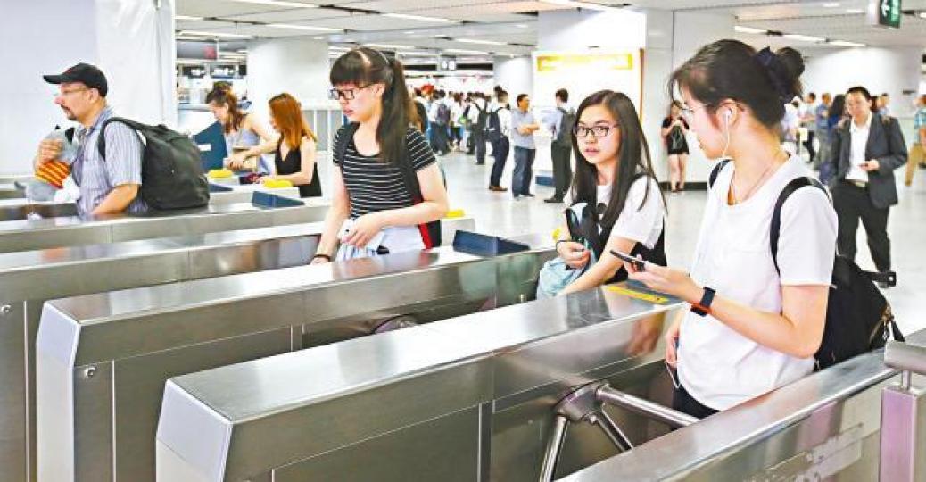 ■港鐵閘機未來將增設二維碼支付方式。資料圖片 ■港鐵閘機未來將增設二維碼支付方式。資料圖片