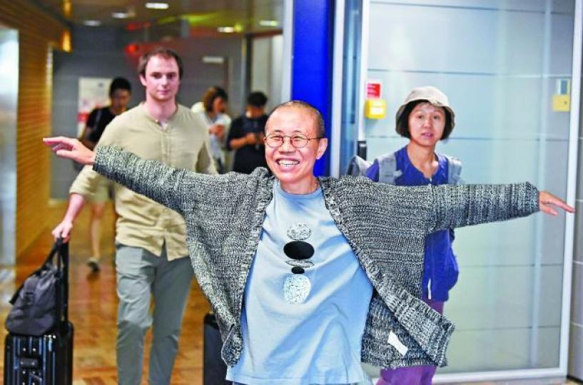 ■劉霞昨飛抵芬蘭首都赫爾辛基機場等待轉機往德國期間,首度呼吸自由的空氣,心情雀躍,展現燦爛笑容,張開雙手,準備迎接新的人生。路透社 ■劉霞昨飛抵芬蘭首都赫爾辛基機場等待轉機往德國期間,首度呼吸自由的空氣,心情雀躍,展現燦爛笑容,張開雙手,準備迎接新的人生。路透社