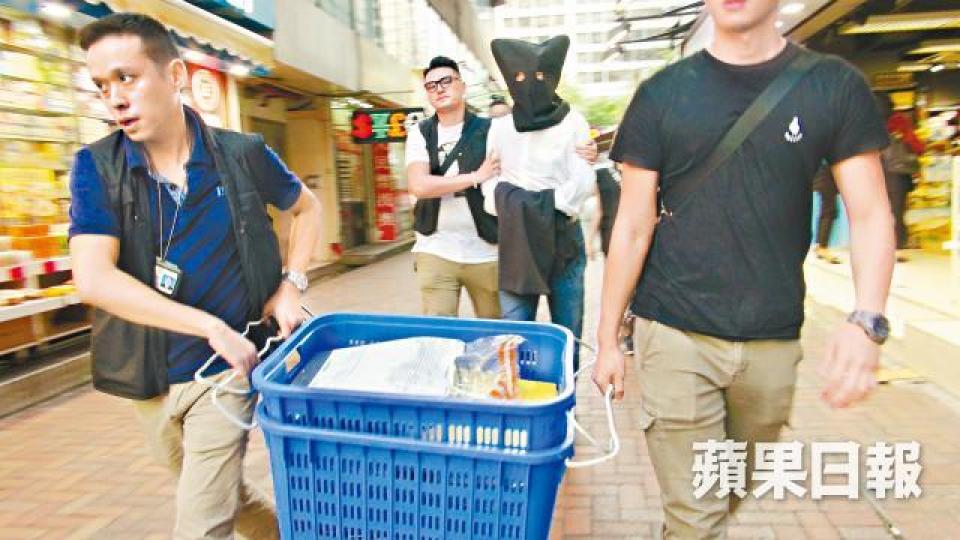 ■警方昨押解疑犯到尖沙嘴公司調查，撿走大批證物。簡明恩攝■苦主劉女士日前在記者會上哭訴被騙去200萬經過。