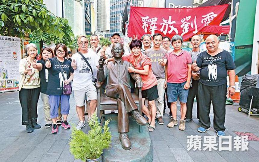 ■支聯會街站義工昨為劉霞獲釋感到鼓舞。陳善南攝 ■支聯會街站義工昨為劉霞獲釋感到鼓舞。陳善南攝