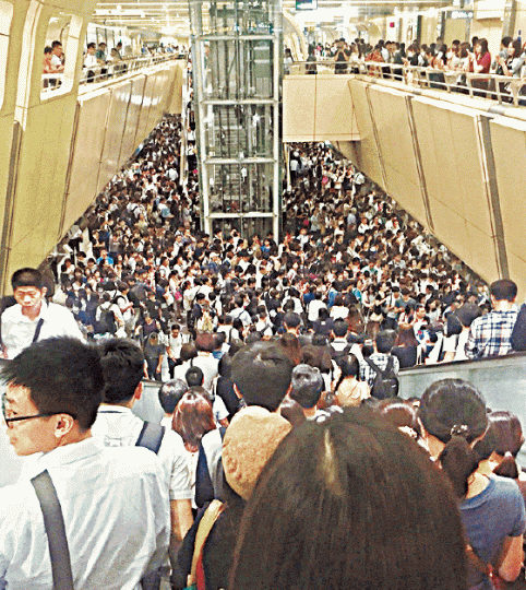 ■提前放工趕回家的乘客逼爆捷運南京復興站。台灣《蘋果日報》■民眾用手遮雨趕路。■台北和新北昨午4時停班停課,市民立即趕回家。 台灣《蘋果日報》 ■提前放工趕回家的乘客逼爆捷運南京復興站。台灣《蘋果日報》■民眾用手遮雨趕路。■台北和新北昨午4時停班停課,市民立即趕回家。 台灣《蘋果日報》