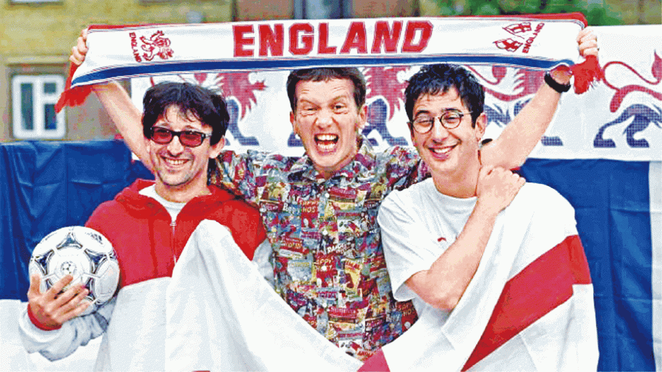 ■（左起）Ian Broudie、Frank Skinner和David Baddiel是英軍神曲《Three Lions》的原創人。互聯網■1998世盃前曾推出《Three Lions》改編單曲唱片。■英格蘭8強擊敗瑞典，有女球迷高舉寫上「It's Coming Home」的紙張打氣。路透社