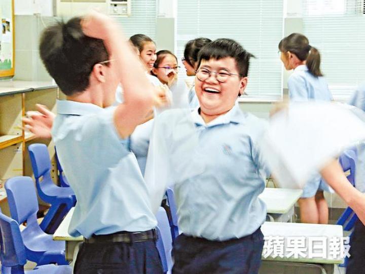 ■獲派第一志願九華的黃同學表現興奮。■油麻地天主教小學有逾九成學生獲派首三志願，同學們開心跳起。黃耀興攝