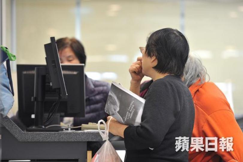■上半年逾100隻新股掛牌，多達七成半潛水，散戶認購新股如同玩接火棒遊戲。　資料圖片