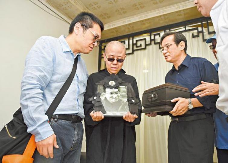 ■劉曉波逝世後,劉暉(左)陪伴姊姊劉霞辦理姐夫身後事。資料圖片■劉暉2013年被當局以詐騙罪名重判入獄11年。 ■劉曉波逝世後,劉暉(左)陪伴姊姊劉霞辦理姐夫身後事。資料圖片■劉暉2013年被當局以詐騙罪名重判入獄11年。